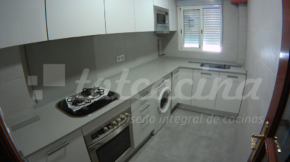 cocina alargada reformada por Totcocina