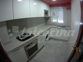 cocina alargada reformada por Totcocina