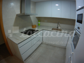 Cocina recién reformada con electrodomésticos