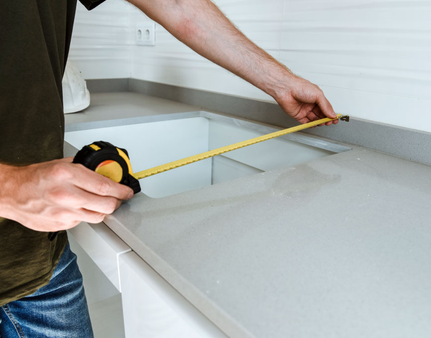 Trabajador midiendo una encimera de cocina