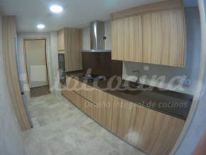 Cocina alargada con acabados en madera