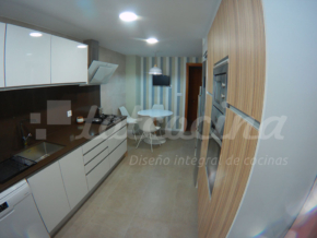 Reforma cocina blanca y madera