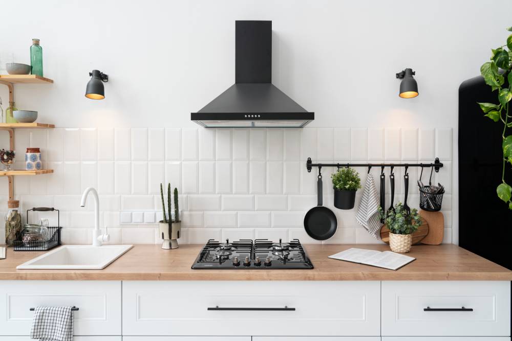 4 claves para diseñar una cocina lineal con estilo 1 Cocina blanca y moderna con campana extractora negra