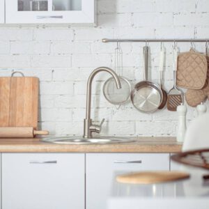 Reforma de cocinas (Home) 30 Cocina lineal moderna en tonos beige y blanco